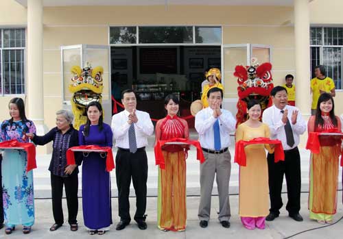 จังหวัดต่างๆจัดกิจกรรมฉลองครบรอบ๓๘ปีการรวมประเทศเป็นเอกภาพ